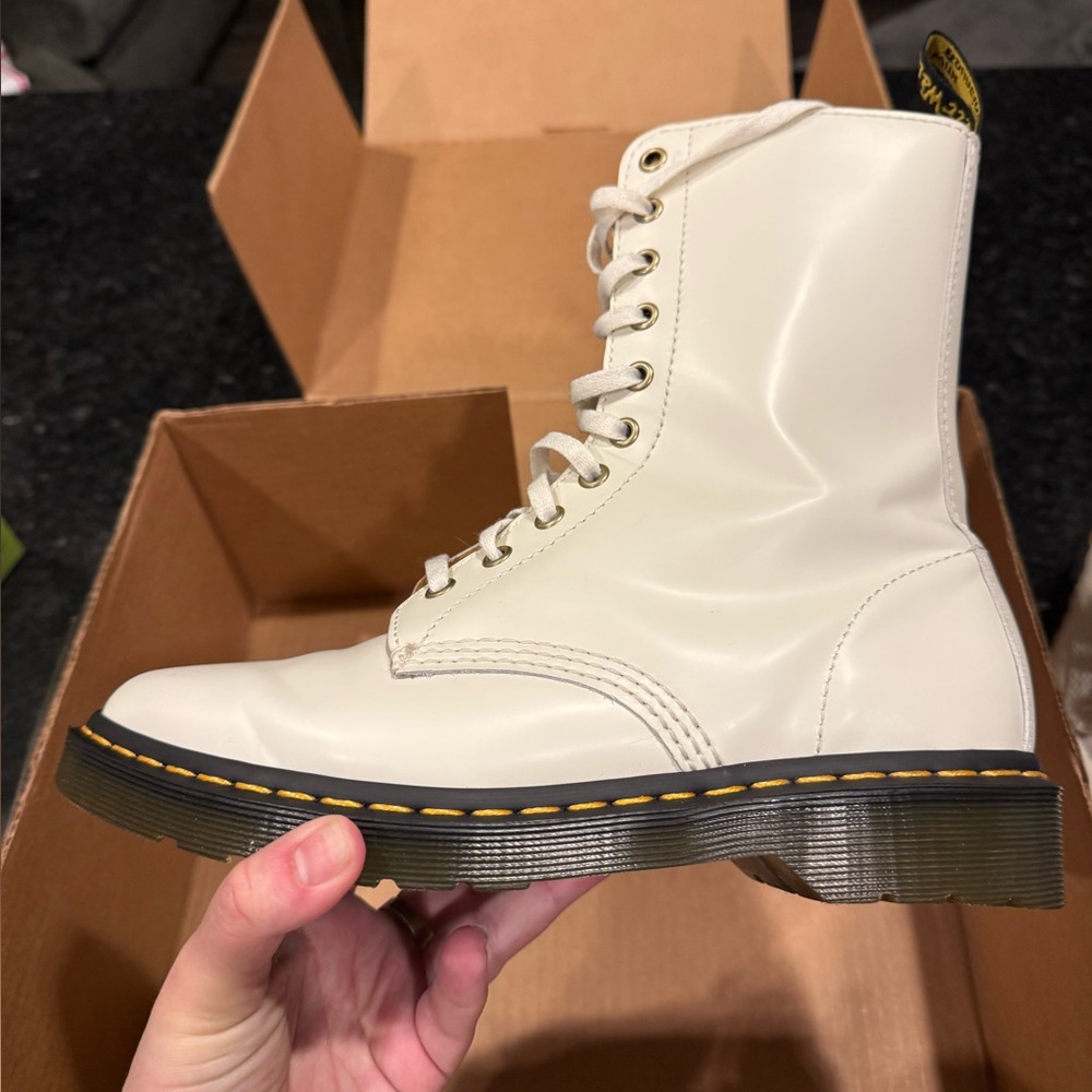 Dr. Martens Off-White Leather Combat Boots Alix Pointed Toe Ankle 8 Worn ONCE - Picture 6 of 8
